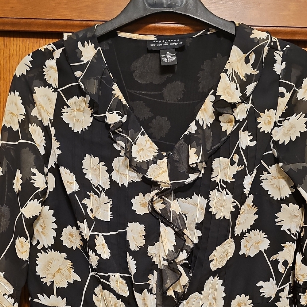 Chic Floral Ruffle Blouse in Black and Cream - Picture 4 of 5